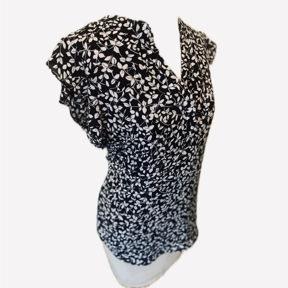 Vince Camuto Tops - 3/$30 💛 Vince Camuto B&W Print Ruffle Floral Top Blouse Spring -S-